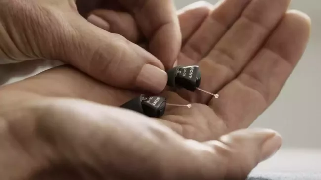 Sony Im-Ohr-Hörgerät in der Hand