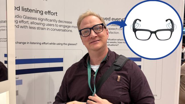 Testperson trägt die Nuance Audio Glasses auf der EUHA 2025, Detailansicht des Lautsprechers im Brillenbügel