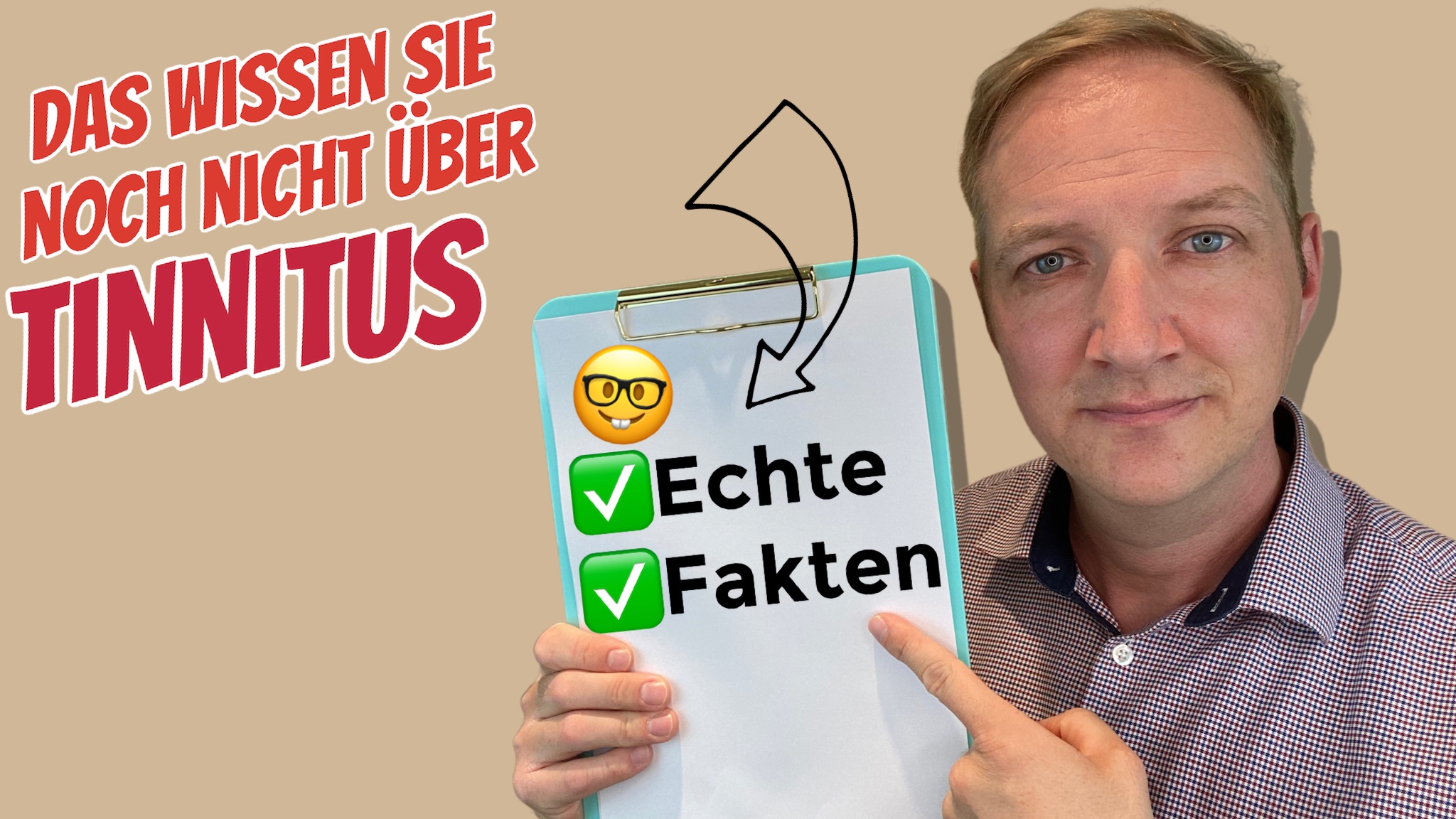 Symbolbild mit Maximilian Bauer wie er ein Klemmbrett mit Fakten über Tinnitus in der Hand hält