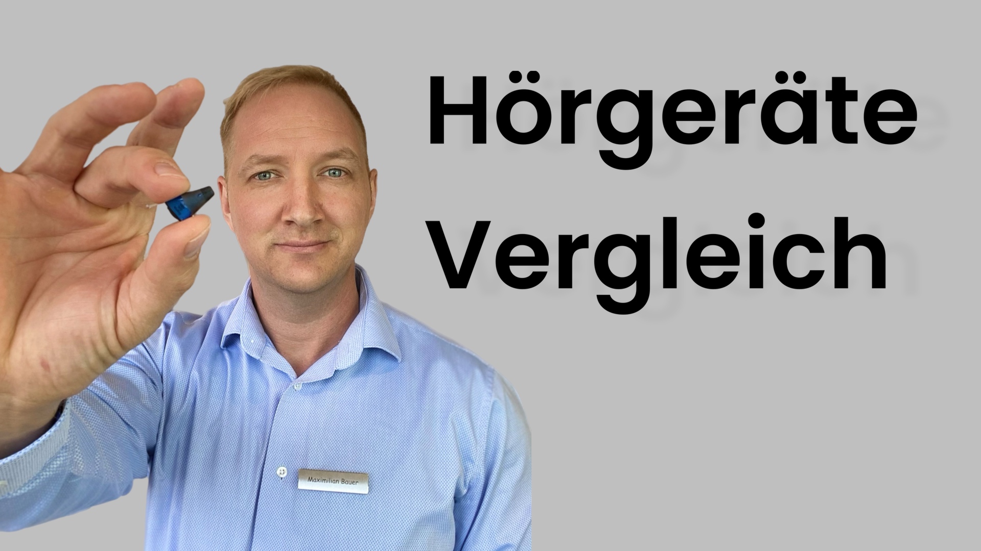 Maximilian Bauer hält ein Hörgerät in der rechten Hand. Daneben der Schriftzug Hörgeräte Vergleich
