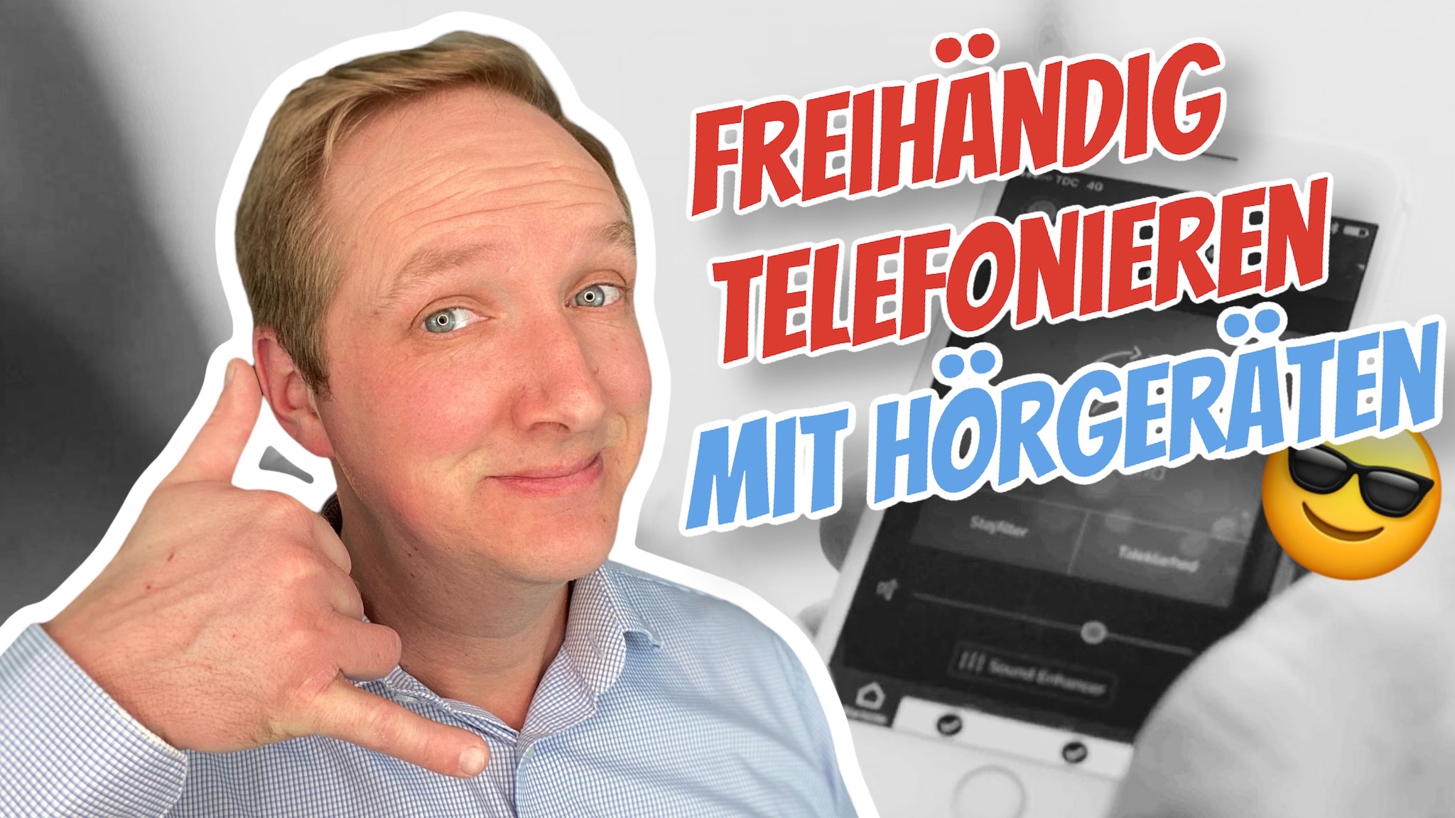 Symbolbild wie Maximilian Bauer mit seinen Fingern ein Telefon immitiert. Im Hintergrund das Display eines Autos