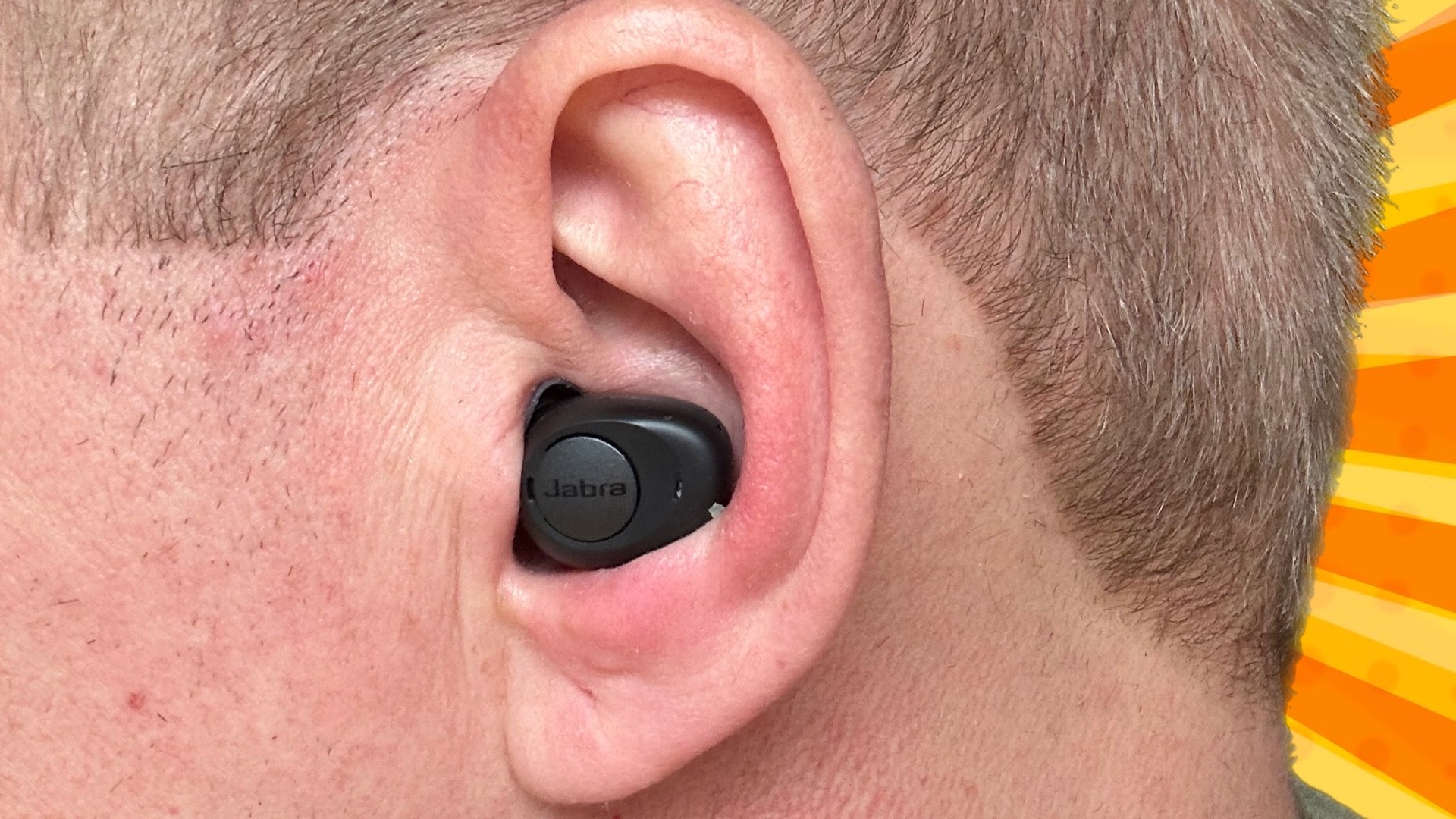 Jabra Enhance im Ohr