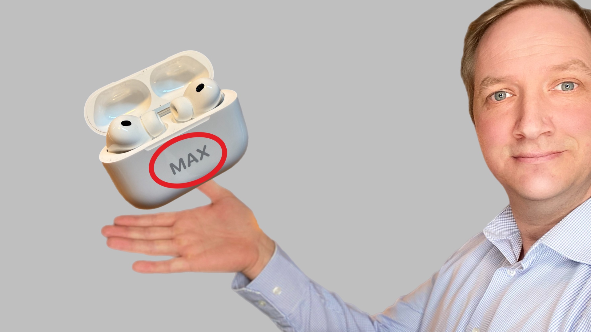 Mann hält eine Paar Apple AirPods 3 in der Hand