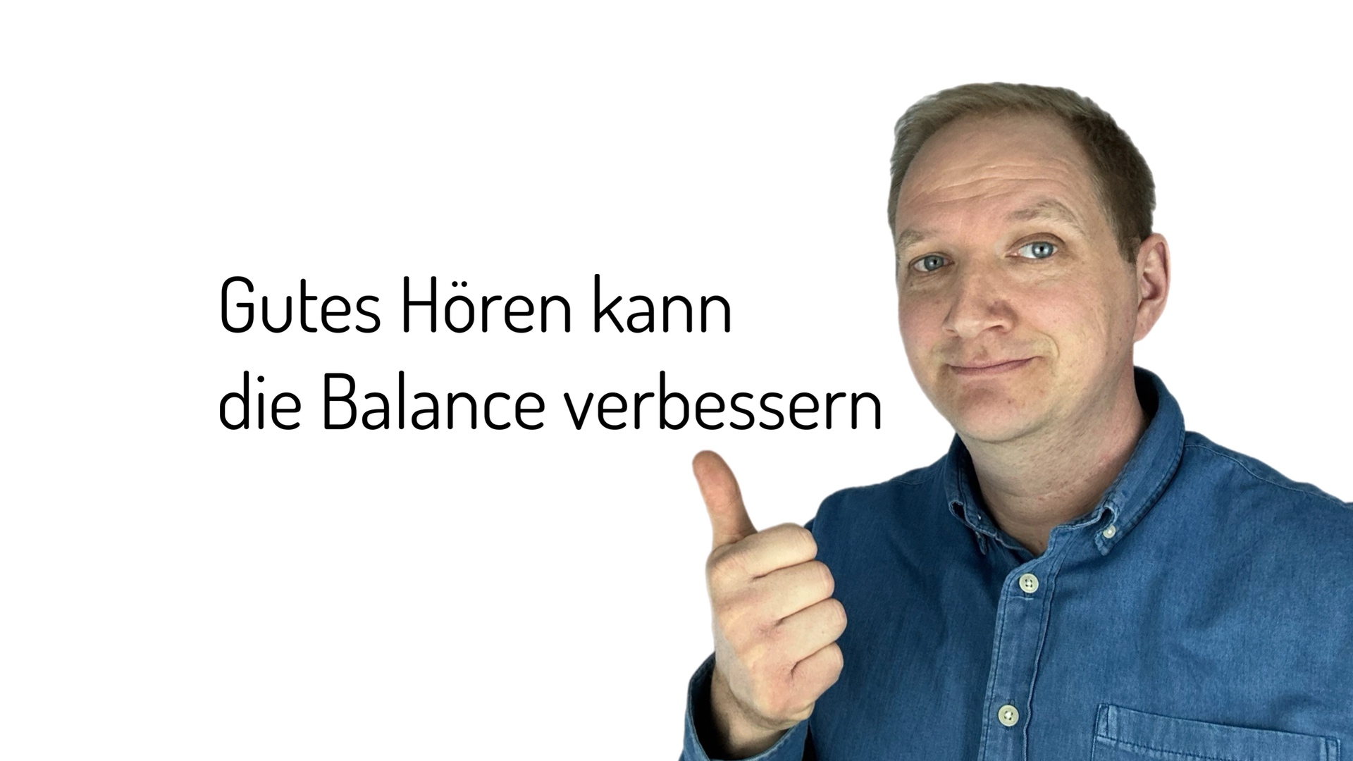 Mann zeigt dass gutes Hören die Balance verbessern kann