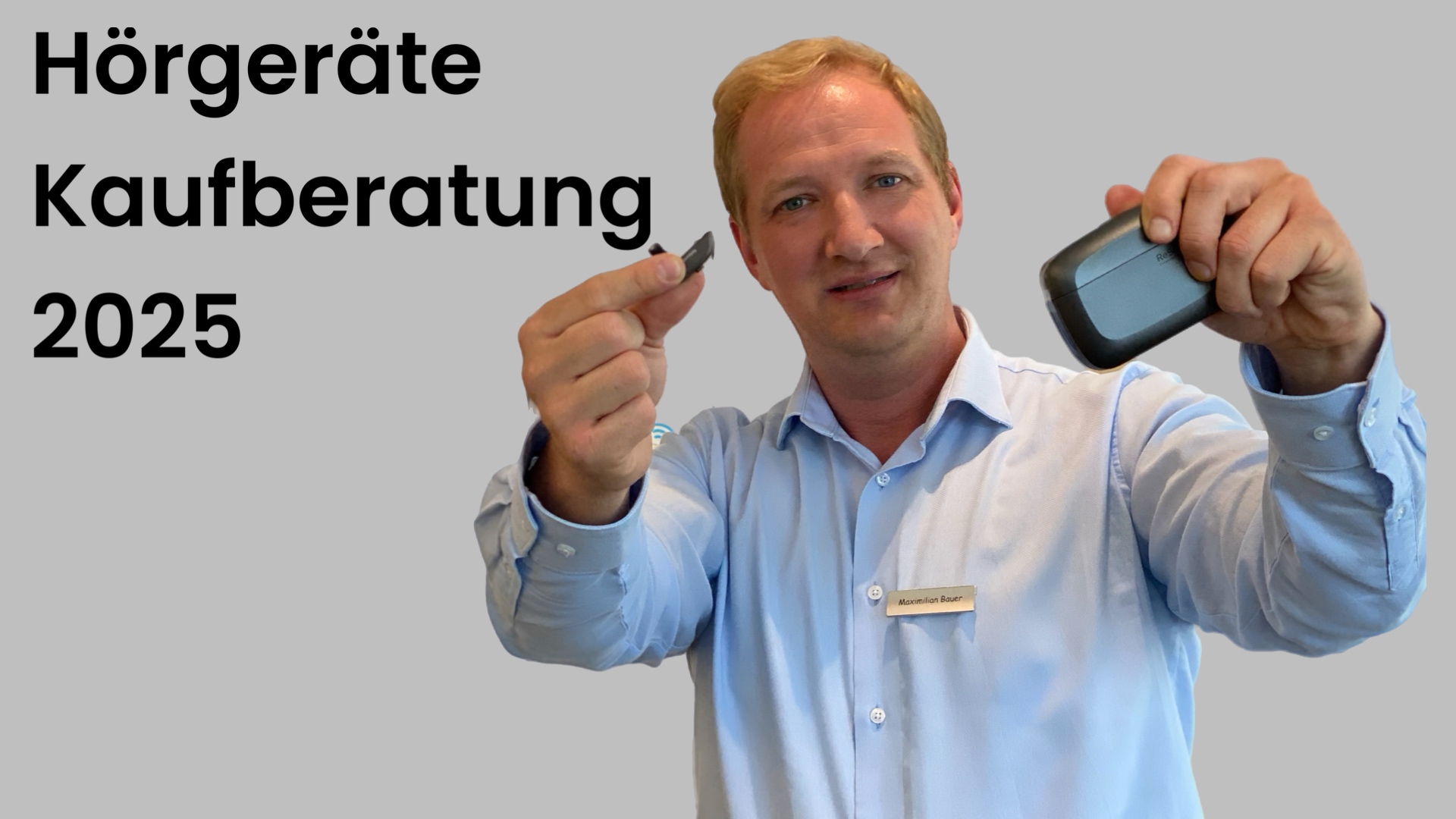 Man hält Hörgerät in der Hand. Daneben der Schriftzug Hörgeräte Kaufberatung 2025