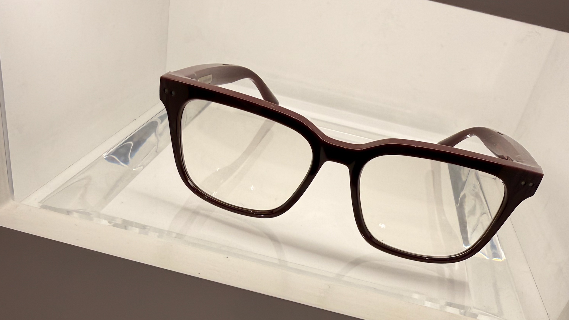 Nuance Audio Glasses im klassischen Brillendesign mit diskret integrierten Lautsprechern im Brillenbügel