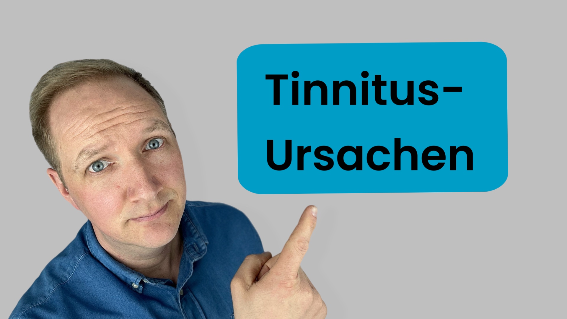 Ein Mann zeigt auf ein Schild mit der Aufschrift Tinnitus Ursachen