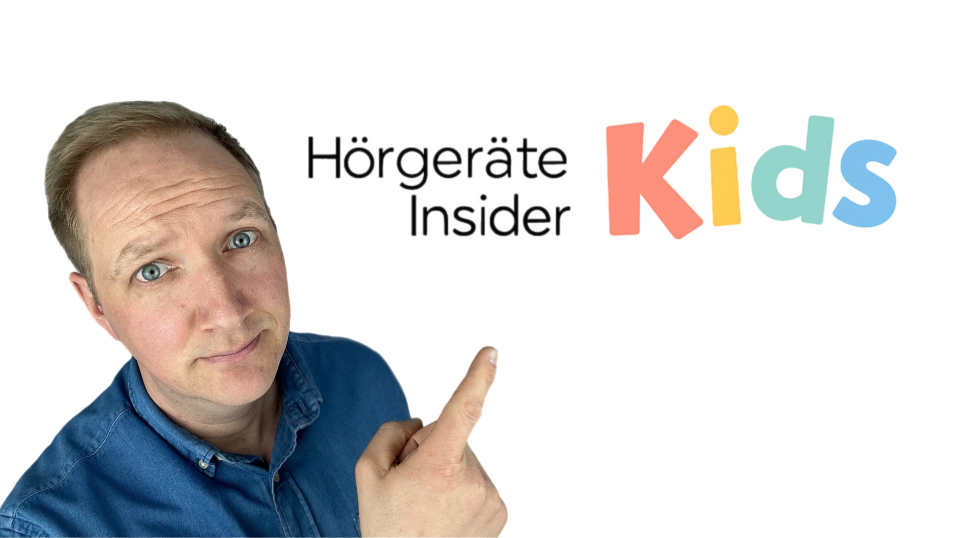 Man zeigt auf das Pädakustik Logo von Hörgeräte Insider