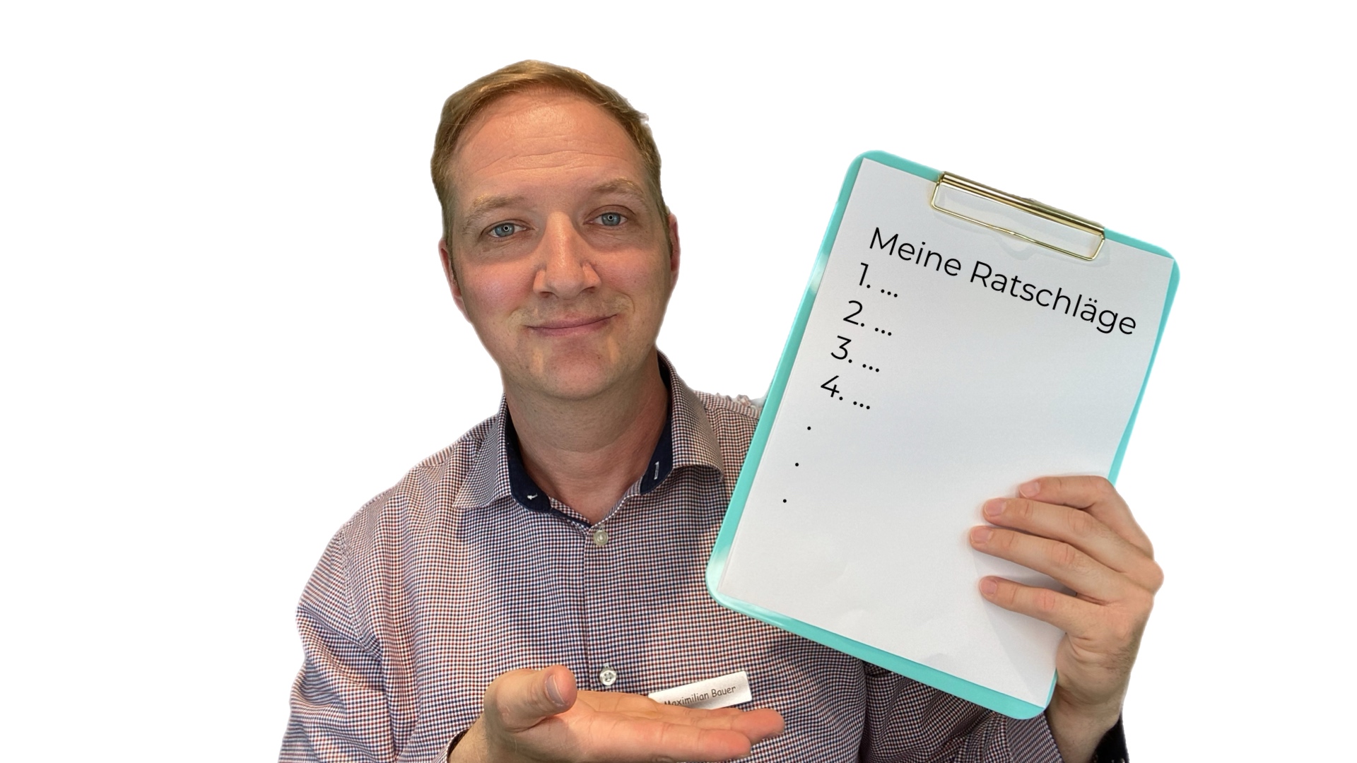 Man mit Tabelle mit Ratschlägen vor dem Hörgerätekauf