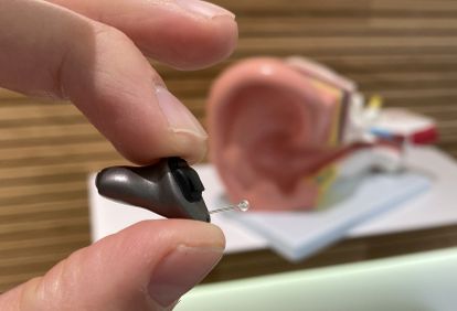 Phonak Titanium in der Hand