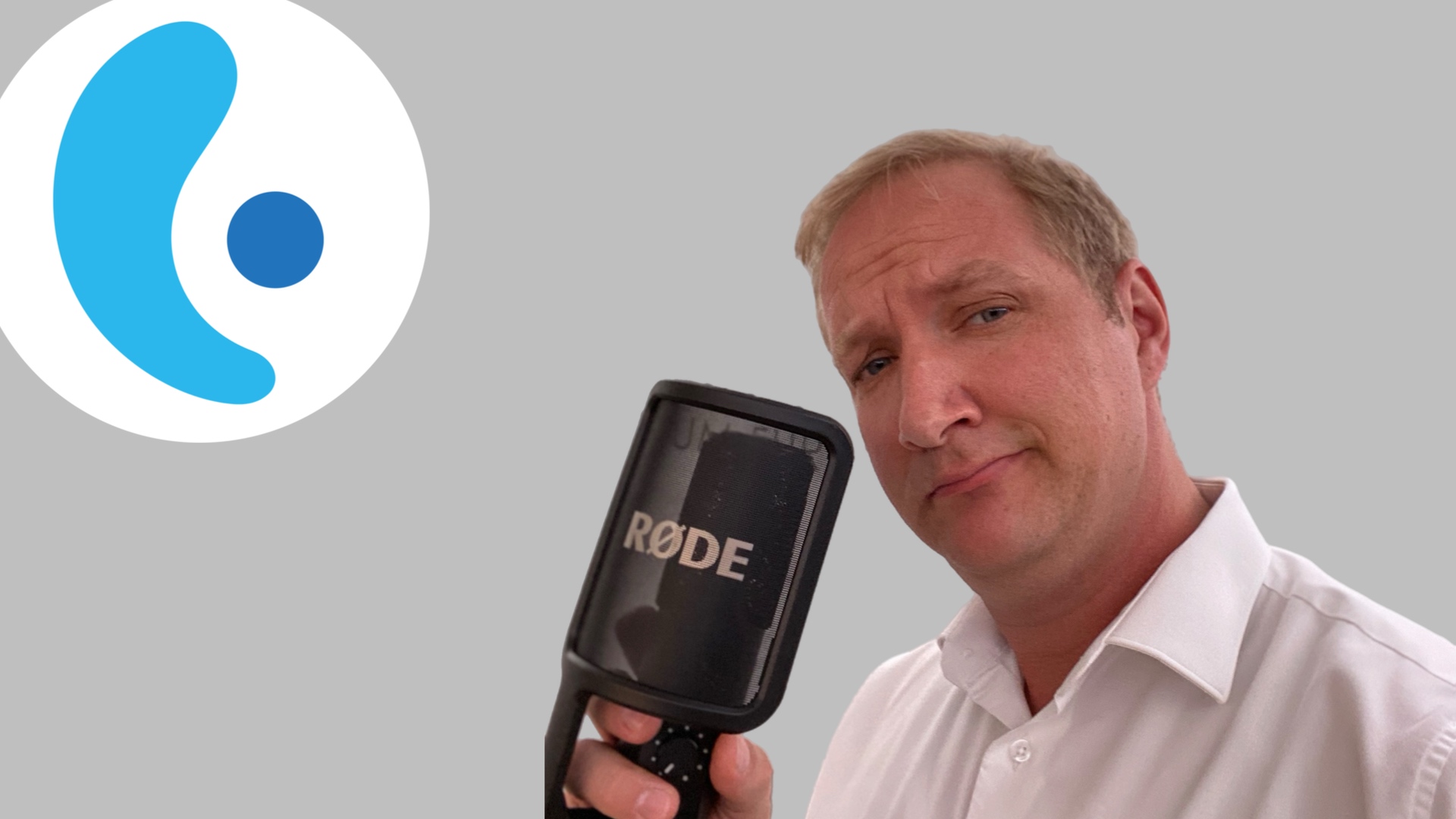 Mann mit weissem Hemd und einem Rode Podcastmikrofon in der Hand. In der Ecke das Hörgeräte Insider Logo