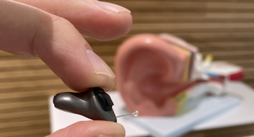 Phonak Titanium in der Hand